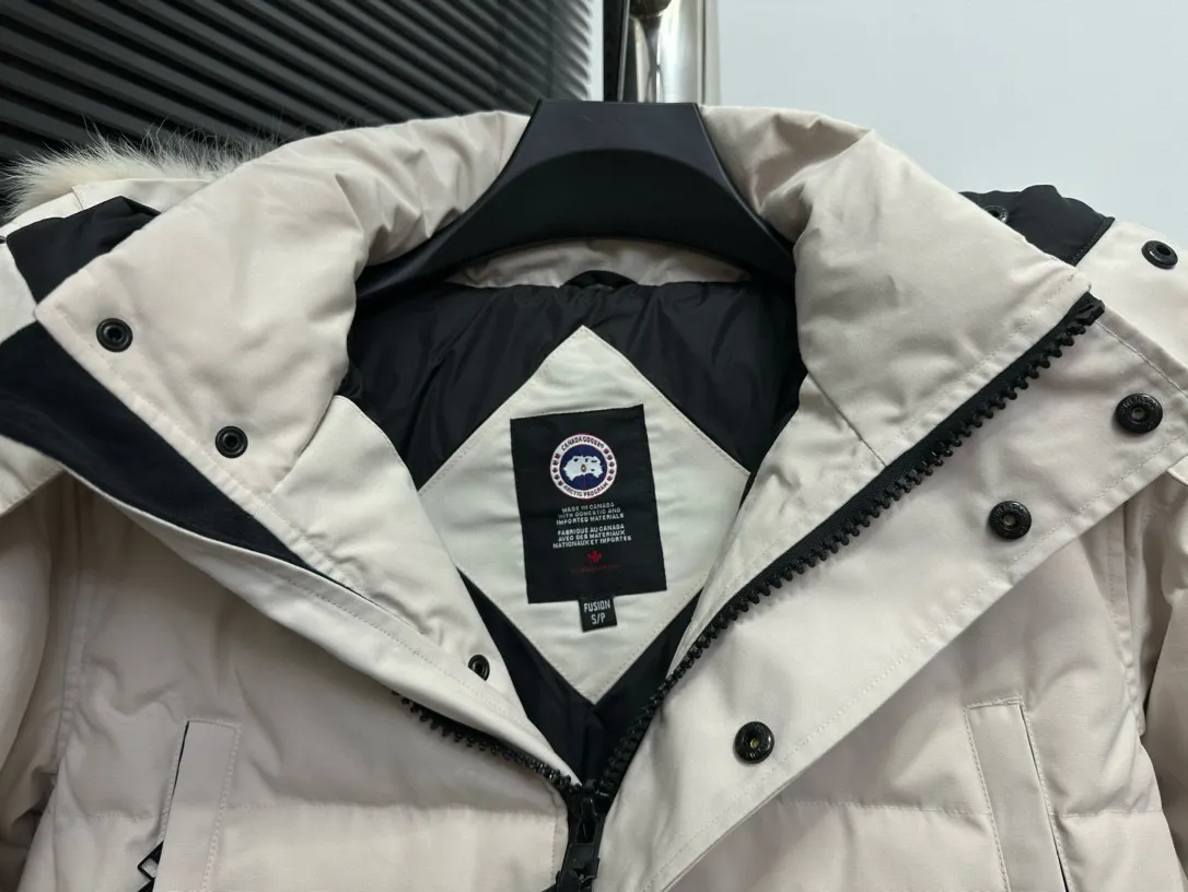P780 [canada goose wyndham] 29 parka down jackets. The fabric is as soft and hard as the original. It can be restored by kneading at will (fabric misunderstanding: fabrics with high hardness are not waterproof. Only those who buy the latest authentic version this year will notice the softness and comfort of the fabric). The down is synchronized with the authentic white duck down. It is fluffy and not clumps. The electronically controlled down filling machine is filled with down. The zipper is customized with authentic ykk military grade copper core zipper puller. The high-hardness, non-stuck fur collar is made from original and custom-made western Canadian coyote skin. All workmanship and wiring are controlled by workers with more than ten years of service. They must be horizontal and vertical, and no crookedness is allowed. The wiring density inside is more sophisticated. Fighters in the world 29 battle all kinds of world products. Size: XS-XXL